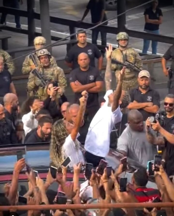 Esse bglh do poze ficou pra história kk, a cara dos policiais puto 😂😂