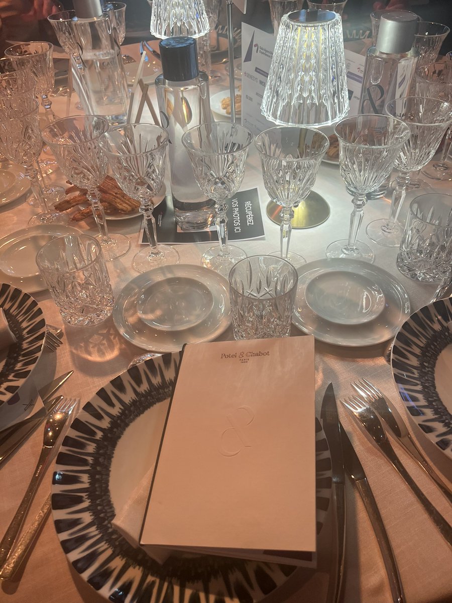getmayday_app's tweet image. Magnifique table des communicants 🥰
#GalaExperienceClient @Agora_Managers