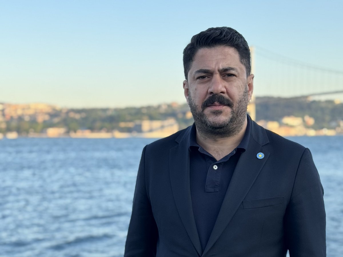 Ben bu yurdun dağlarında büyüdüm
Toprakta, tohumda, taşta ben vardım.
Her zaman dik durdum, doğru yürüdüm 
Geride durmadım, başta ben vardım.

Türk’ün adı silinmedi cihanda 
Her zaman bakidir dergâhta, handa
Adana, Erzincan, Kayseri, Van’da
Ağrı’da, Mardin’de, Muş’ta ben vardım.