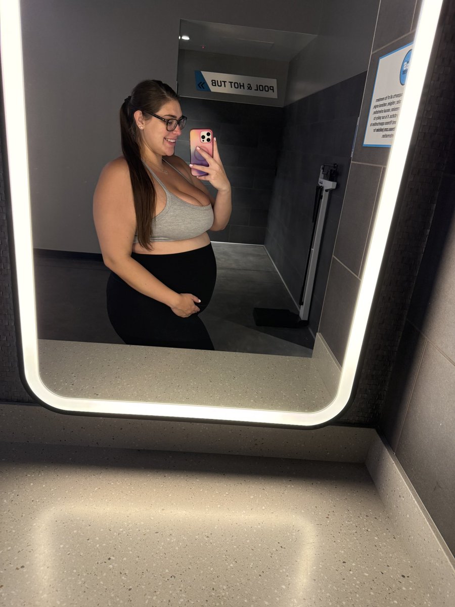 Tbh i love being pregnant 😩 watch me get knocked up again quick lollll

who wants dibs next??