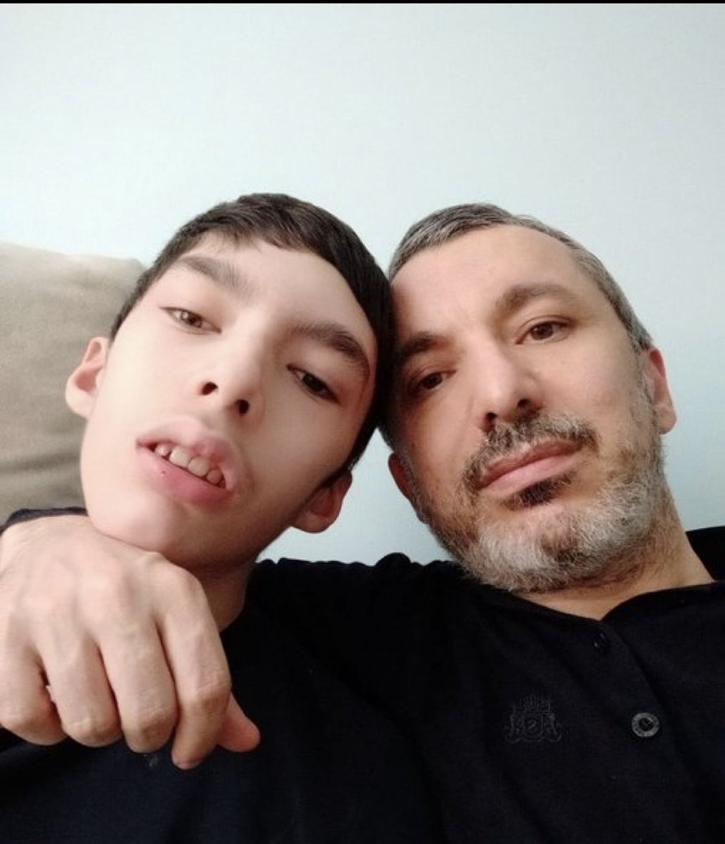 %94 oranında ağır zihinsel engelli, otizmli, epilepsi ve kas hastalıklarıyla mücadele eden Yakup Ali Çetin’in hayatta kalabilmesi için sürekli bakım şart.
Onun tek destekçisi olan babası, Din Kültürü öğretmeni Eyüp Çetin, 2021’den bu yana cezaevinde

İnfazPaketinde AdaletArıyoruz