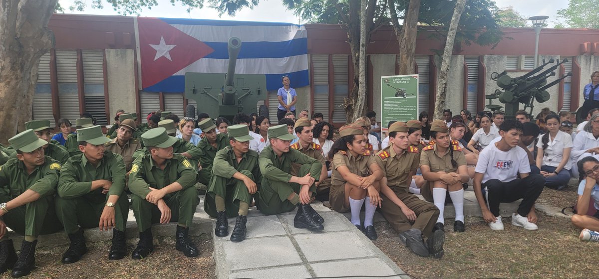 Junto a los jóvenes de #HolguínSí y con #HonorHolguinero celebramos el cumpleaños 94 del General de Ejército Raúl Castro Ruz, desde un encuentro con la historia donde resaltaron las insustituibles cualidades y aportes de #RaúlEsRaúl a la obra de la Revolución y al Socialismo.