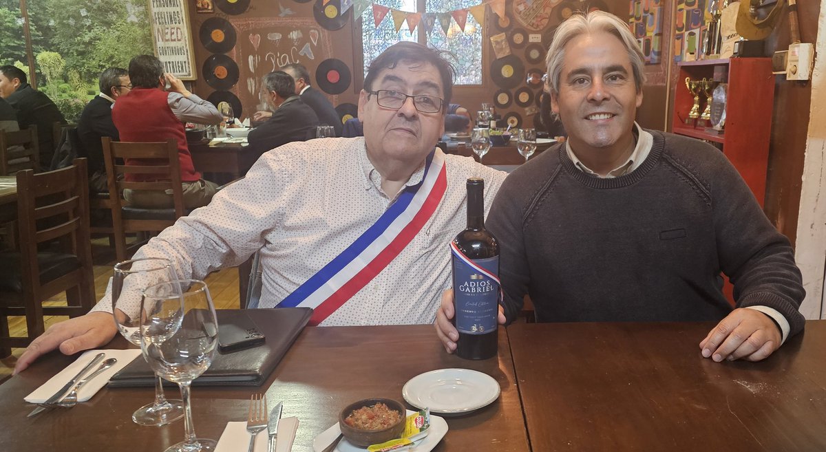 Aquí celebrando con mi amigo Guillermo su exitoso vino 
Adiós Gabriel !!!