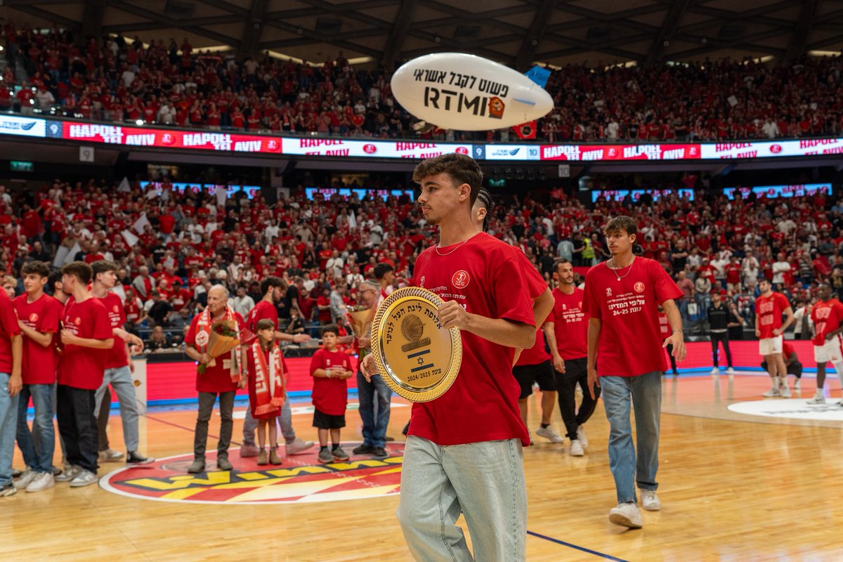 רגע לפני המשחק, קיימנו טקס לקבוצות הנוער על והנערים א' של עמותת הפועל אוסישקין ת"א, שזכו באליפות המדינה.

במהלך הטקס, אירחנו את שחקני הפועל "קוץ" תל אביב, שחקני קבוצת הפועל "יהודה" תל אביב, וצוותי האימון.

יחד עם הקבוצות, עלו על הפרקט בני משפחת קוץ. 
יונתן ויפתח קוץ ז"ל, שחקני