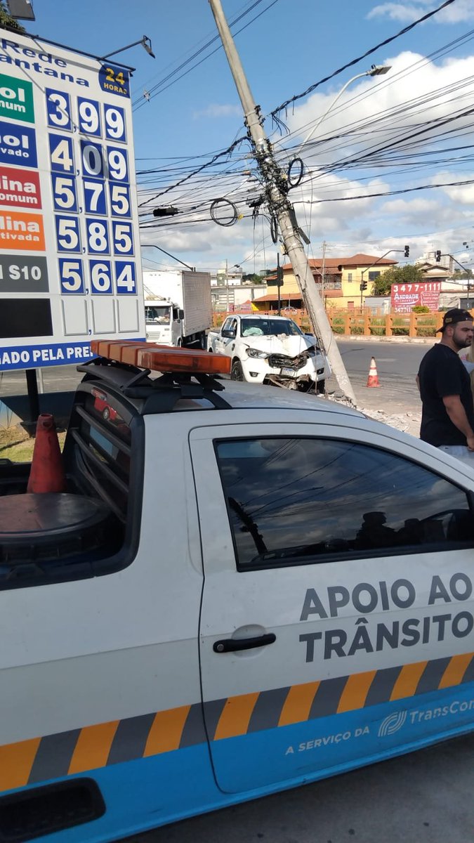 TransContagem's tweet photo. 15h19 - Colisão carro x poste na av. Severino Ballesteros Rodrigues, 1646, no bairro Arvoredo, c/ rua Guanabara. Condutor socorrido por familiares.

🚨Transcon e Bombeiros no local
⚠️Cemig acionada https://t.co/BvRK5TXRv1
