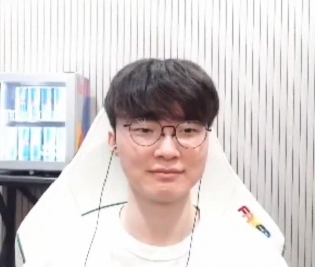 fakenutshell's tweet photo. the smile                                        the reason https://t.co/UG8KcuDOZ6