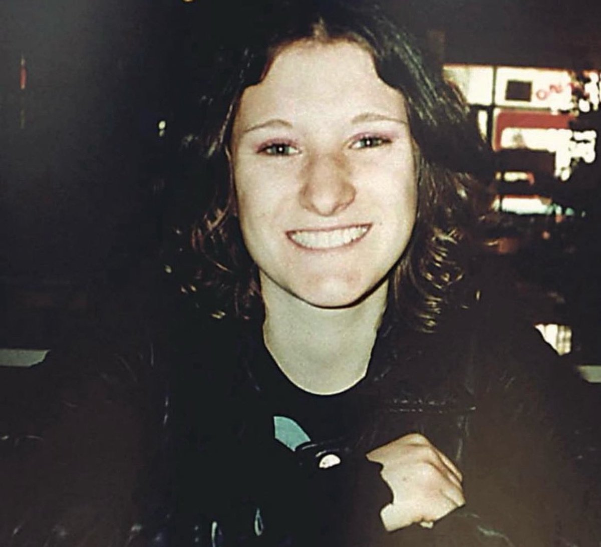 Guardatela questa foto: 18 anni, una maturità che da lì a poco avrebbe dovuto sostenere, un sorriso meraviglioso e tanti sogni. 
Il primo giugno del 2001 veniva uccisa Serena Mollicone. O meglio, quel giorno sparì, Serena venne ritrovata (ma) cadavere due giorni dopo, il 3 giugno