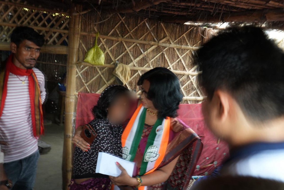 मुजफ्फरपुर में दलित बेटी के साथ हुआ दुष्कर्म और इलाज न मिलने के कारण हुई मौत।

आज IYC अध्यक्ष <a href="/UdayBhanuIYC/">Uday Bhanu Chib</a> जी ने पीड़ित परिवार से मुलाकात कर दुख साझा किया और परिवार को भरोसा दिलाया इस अन्याय के खिलाफ ज़बरदस्त लड़ाई लड़ेंगे और न्याय दिलाकर रहेंगे।