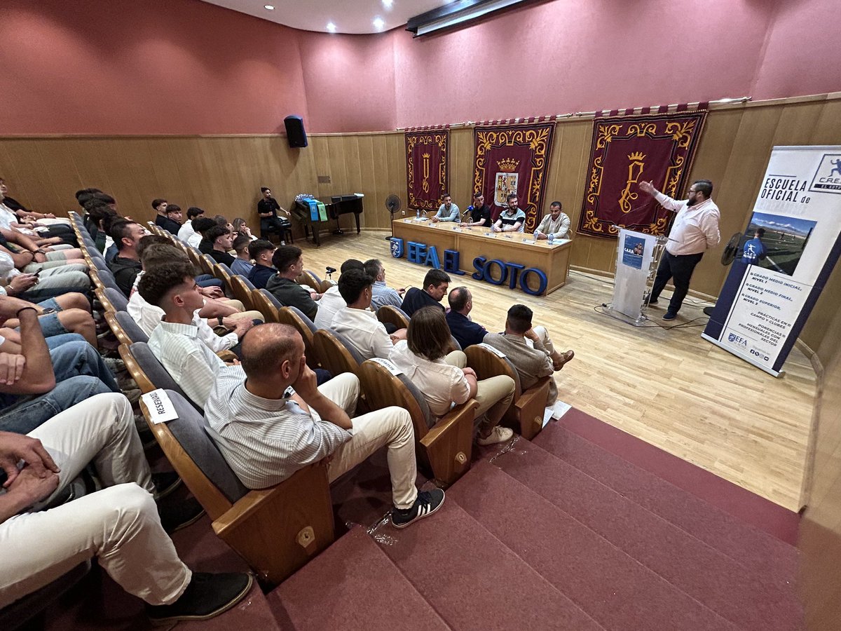 👨🏻‍🏫 Gala clausura C.A.E.D. <a href="/efaelsoto/">EFA El Soto</a> con <a href="/Estevez_Fer/">Fernando Estévez</a> y José Callejón.