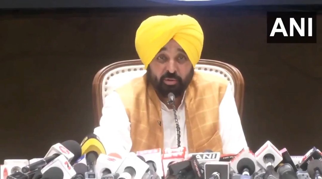 بھارتی پنجاب کے وزیراعلی بھگونت من نے تو مودی کی دھوتی اتار کے رکھ دی۔ اپنی گفتگو میں بھگونت من کا کہنا ہے کہ مودی جو سب کے گھر اپنے نام کا سندور بھیج رہا ہے اسکے گھر اگر کوئی اپنے نام کا سندور بھیجے تو مودی کو کیسا لگے گا 😜
#RussiaUkraineWar #india #modi