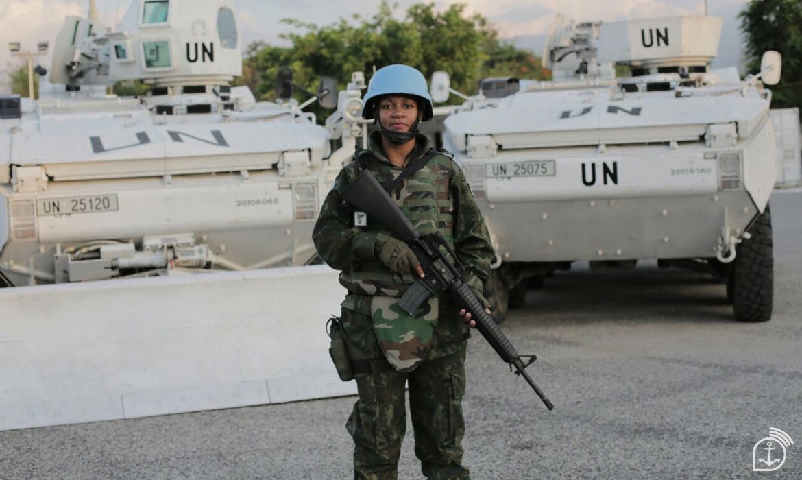 O sonho de uma Oficial do Corpo de Fuzileiros Navais inspira a nova geração  de mulheres combatentes. A Capitão-Tenente Débora foi a primeira mulher do  CFN a integrar missão de paz no, image size:1170x700
