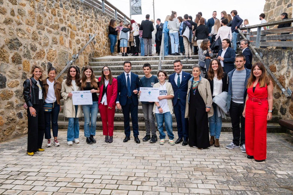 Eskola Jasangarriaren aintzatespena jaso dugu gaur beste 9 ikastetxerekin batera. Aitortza honek azken urteotan Agenda 2030 helburuen inguruan egindako lanaren eta konpromiso irmoaren emaitza da; ilusioz  jarraitzeko indarra ematen digu  mundu jasangarriagoa eraikitzeko bidean.