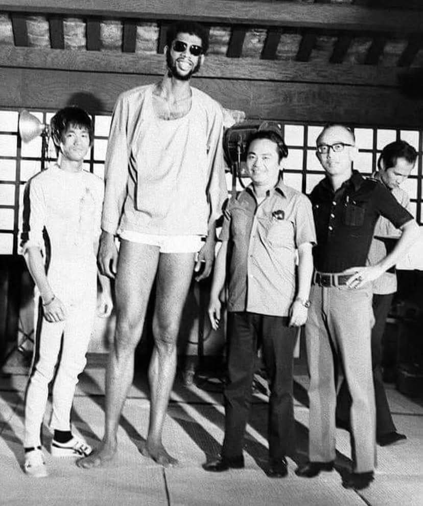 KFMovieGuide's tweet image. PHOTO: #KingHu visits the set of #GameOfDeath in 1972 with producer #RaymondChow and meets two of its stars, #KareemAbdulJabbar and the film&apos;s writer-director #BruceLee. Listen to our tribute to #KingHu on #KFMGPod, available everywhere you get podcasts.
.
bit.ly/TributeToKingHu