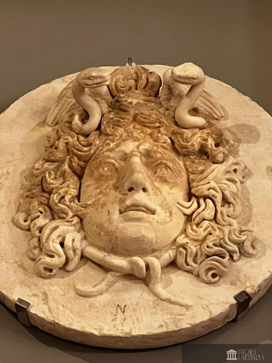 Tête de Méduse (marbre, IIe-IIIe s., compléments au XVIIe s.). Appartenant aux collections du Louvre, la sculpture est en dépôt au musée des Beaux-Arts de Tours.