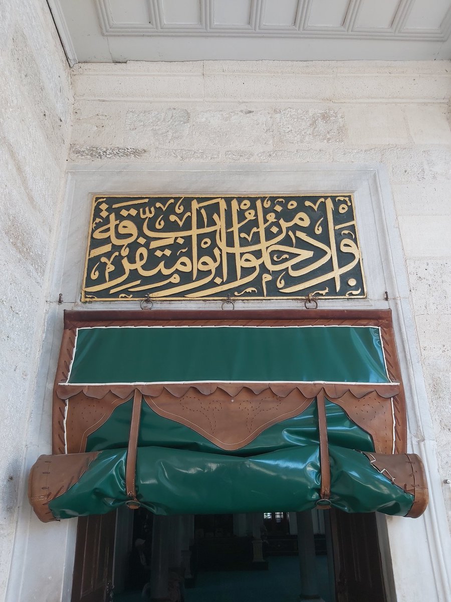 Sayın Hocam, ne yazdğını merak ettigimiz 2 fotoğraf paylaşıyorum. 1. Fotoğraf ;Çengelköy de bulunan bir çeşme(Havuzbaşı Parkının ilerisinde), 2. Fotoğraf Beylerbeyi Camii' sinin girişindeki yazı. Değerli dönüşlerinizi bekliyorum. 🙏