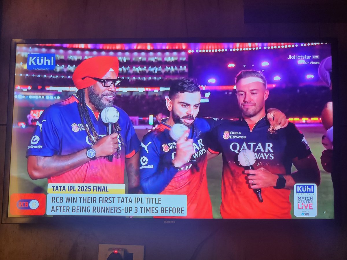 This is what leadership should be.. not being all about I Me Myself! Virat Kohli is a Leader! #ViratKohli𓃵