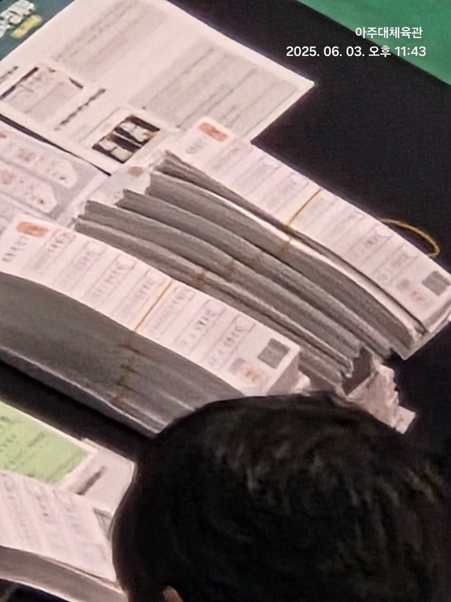 <a href="/HangDangDong86/">행당동서생</a> 선생님, 국민들이 조직적인 조작을 이길 수 없었던 거에요. 

선생님이 부정선거를 믿는 안믿으시든, 제가 새벽 12시 52분까지 머물렀던 개표서에서 본 투표함을 먼저 개함했고 이후 개함한 사전선거함에서 아래와 같은 표들이 대거 나온건 팩트입니다. 그리고 이 표들은 모두 1번 혹은 4번이