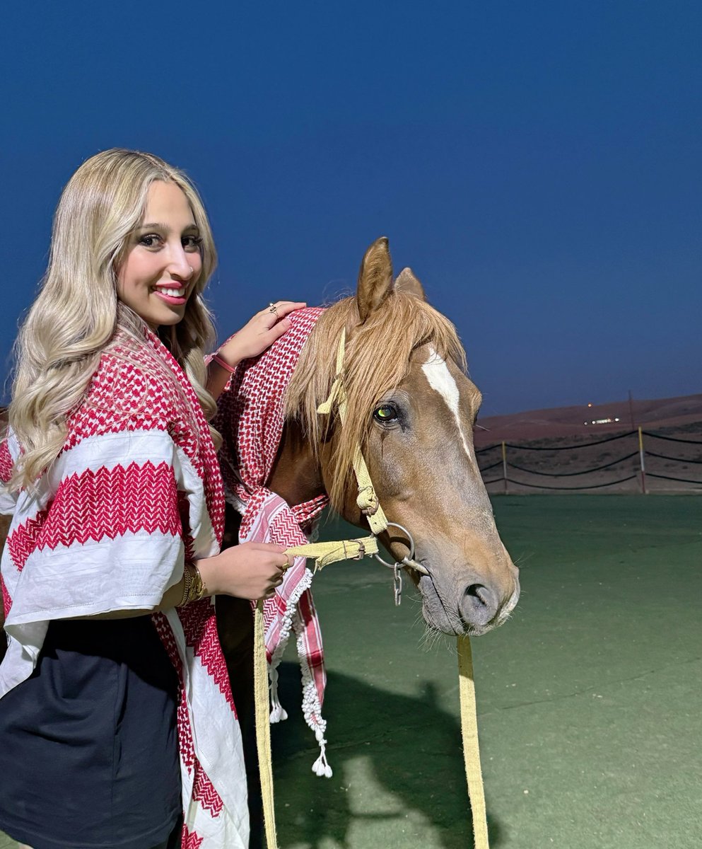 خُلقنــا أردنييــن وعلى تراب هذا الوطن نــشــأنا 🇯🇴
نحمــل مجــده في قلــوبنا ونحـفظ عهــده في أرواحنــا 🤍🇯🇴.