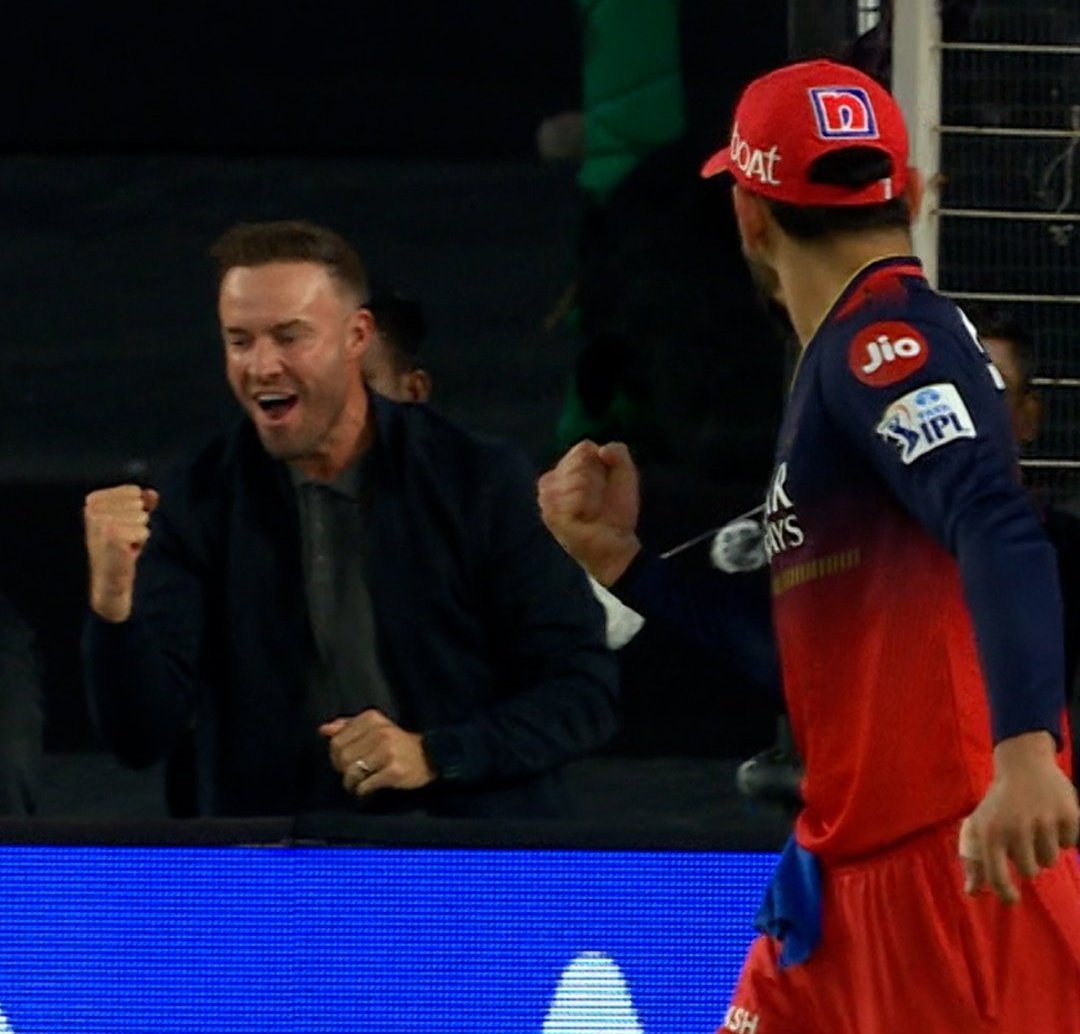 Devchhawdi's tweet photo. Picture Of The Day ❌
Picture Of The century ABD &amp; His King 

Congratulations Champions 
Congratulations RCB 

#RCBvsPBKS #ABdeVilliers 
#ViratKohli𓃵 https://t.co/jcP72cxIwi