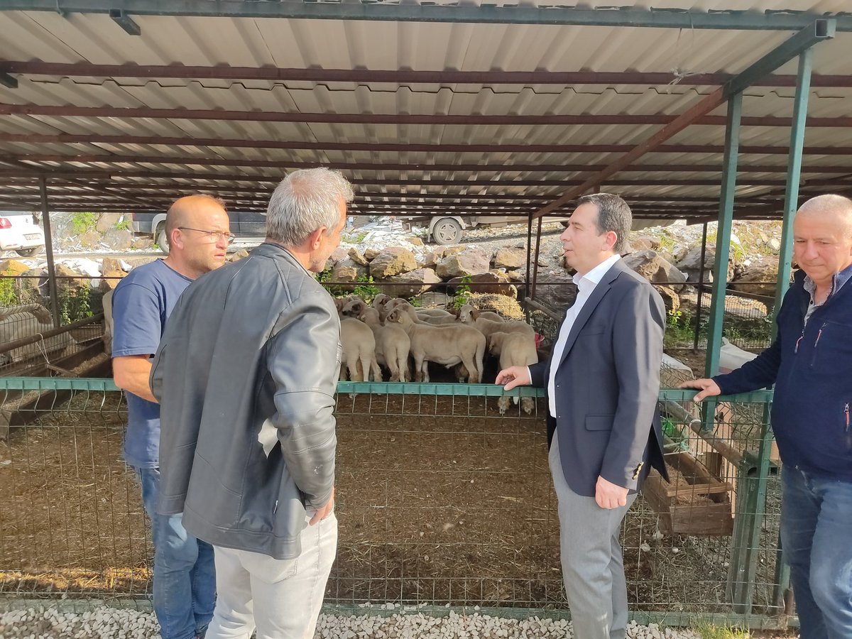 İlçe Belediye Başkanımız Sn. Hüseyin TAVLI ile birlikte Kurban Bayramı öncesi Belediye Hayvan Pazarını ziyaret ederek, alıcı ve satıcı hemşerilerimizle bir araya geldik.