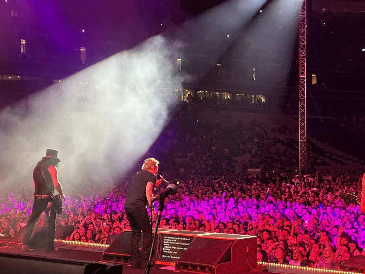 SlashArmyAUT's tweet photo. Shots from the Istambul @gunsnroses gig😎😁🤘✌️🎩🎸
@axlrose @Slash @DuffMcKagan
Photos: @deljamesgang
#gunsnroses #axlrose #slash #duffmckagan #deljames #istambul https://t.co/XIJXNha9Uv