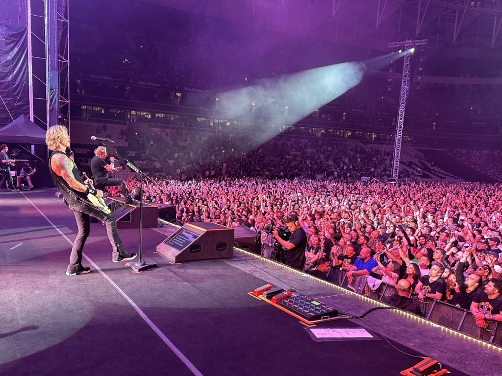 SlashArmyAUT's tweet photo. Shots from the Istambul @gunsnroses gig😎😁🤘✌️🎩🎸
@axlrose @Slash @DuffMcKagan
Photos: @deljamesgang
#gunsnroses #axlrose #slash #duffmckagan #deljames #istambul https://t.co/XIJXNha9Uv