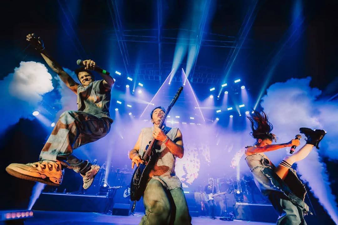 ERREWAY ESPAÑA (@errewayespanacf) on Twitter photo Ya están en #Europa 🤘🏼
#España estamos en la recta final para verlos !!! ✨✨
#Madrid quedan 3 días 😍
#Barcelona a 4 días 🥰
<a href="/rojasbenjamin/">Benjamín Rojas</a> <a href="/FelipeColombo/">Felipe Colombo</a> <a href="/willielorenzo/">Willie Lorenzo</a> Ya están en #Europa 🤘🏼
#España estamos en la recta final para verlos !!! ✨✨
#Madrid quedan 3 días 😍
#Barcelona a 4 días 🥰
<a href="/rojasbenjamin/">Benjamín Rojas</a> <a href="/FelipeColombo/">Felipe Colombo</a> <a href="/willielorenzo/">Willie Lorenzo</a>