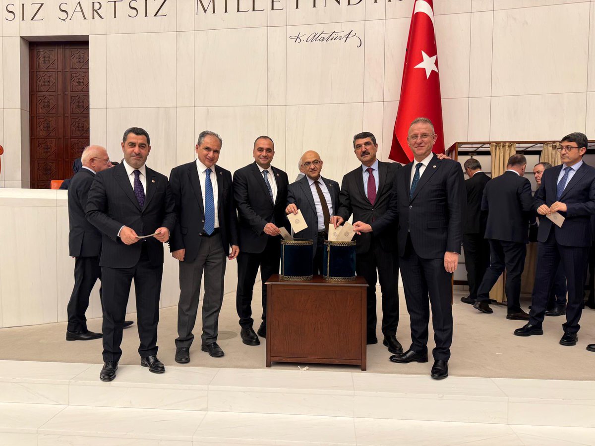 Mehmet Demir (@mehmetdemir043) on Twitter photo 📍TBMM
Türkiye Büyük Millet Meclisi Genel Kurulu’nda Meclis Başkanlığı seçimi için oyumuzu kullandık.
TBMM Başkanlığına yeniden seçilen Sayın Prof. Dr. Numan Kurtulmuş’u tebrik ediyor, yeni dönemin hayırlara vesile olmasını temenni ediyorum.
<a href="/TBMMGenelKurulu/">TBMM Genel Kurulu</a>
<a href="/NumanKurtulmus/">Numan Kurtulmuş</a> 📍TBMM
Türkiye Büyük Millet Meclisi Genel Kurulu’nda Meclis Başkanlığı seçimi için oyumuzu kullandık.
TBMM Başkanlığına yeniden seçilen Sayın Prof. Dr. Numan Kurtulmuş’u tebrik ediyor, yeni dönemin hayırlara vesile olmasını temenni ediyorum.
<a href="/TBMMGenelKurulu/">TBMM Genel Kurulu</a>
<a href="/NumanKurtulmus/">Numan Kurtulmuş</a>