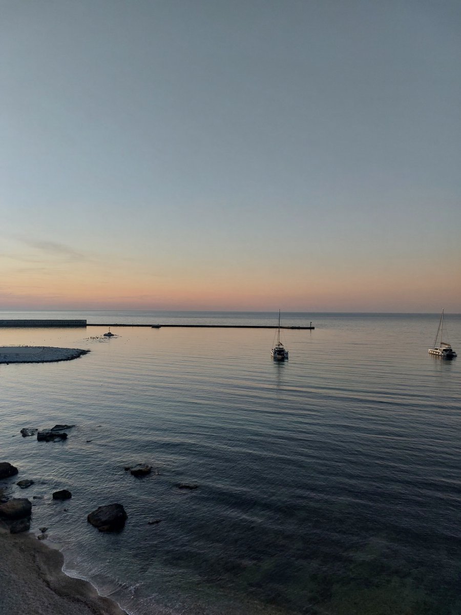 "Il mare al tramonto è un dipinto di Dio, dove le onde si tingono d'oro e il cielo si trasforma in un'opera d'arte senza fine."

cit