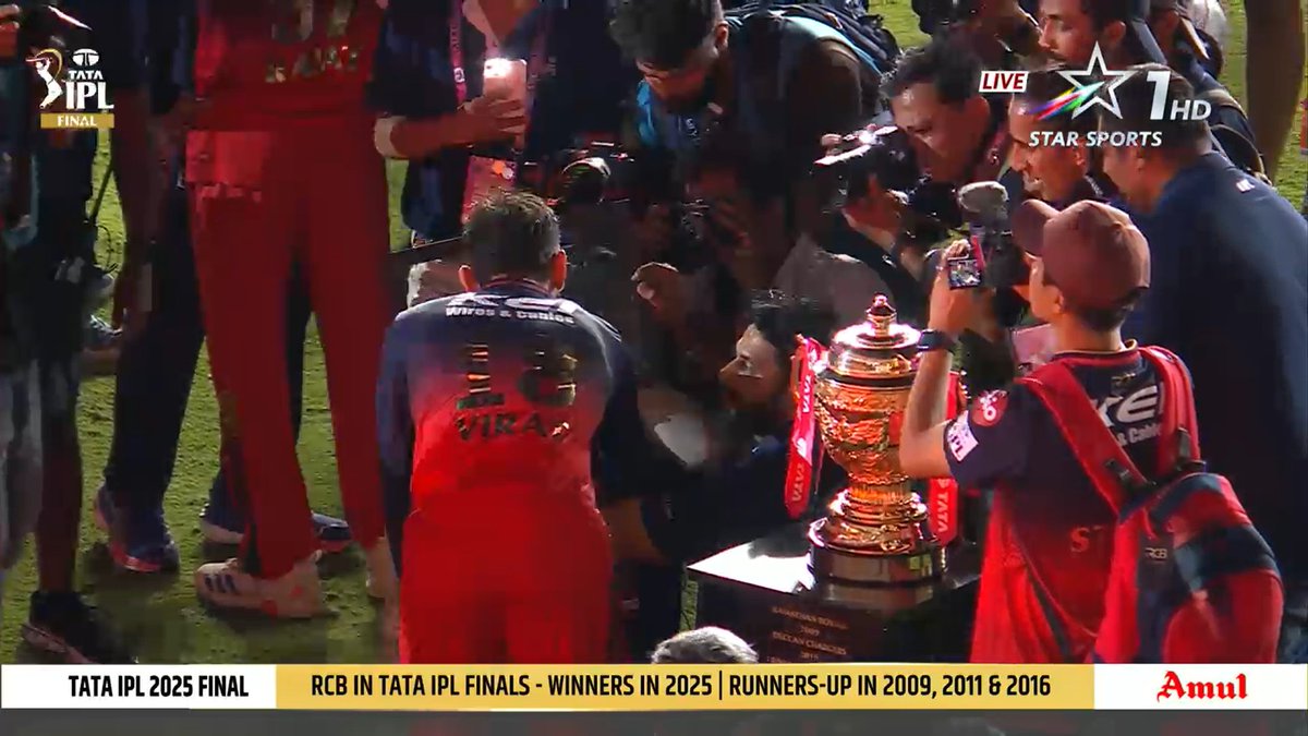 VIRAT KOHLI SIGNING THE SPECIAL ONE ❤️