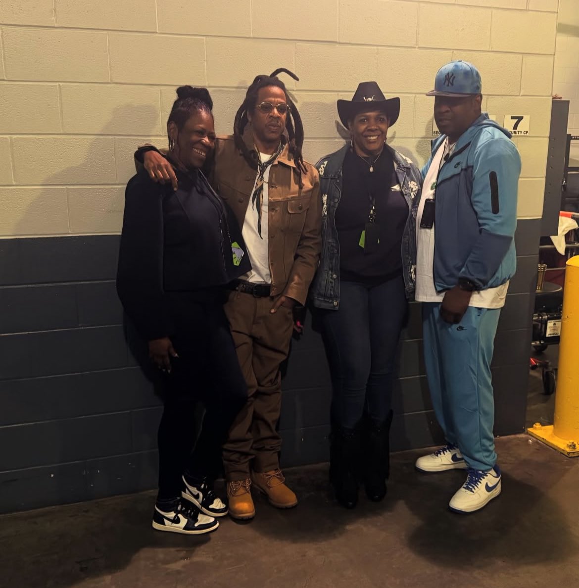 TheRocSupremacy's tweet image. JAY-Z &amp;amp; all of his siblings backstage at his wife Beyoncé’s tour ❤️🔥🔥 Great to see him enjoying time with his family while all the bullshit conspiracy theories are flying.
