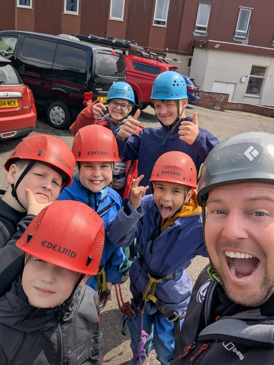 BlairvadachStew's tweet image. Day 2 - #StThomasBV25 @StThomasPri @BlairvadachOEC

Climbing the totem pole, tree and indoor climbing wall this morning.

Then making the most of #WorldBicycleDay by heading out on the bikes. Tackling the different challenges of the obstacle course and mountain bike trails.