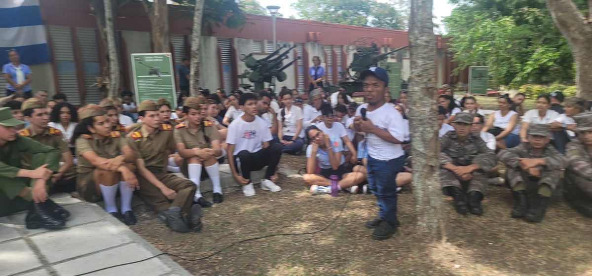 Un encuentro inolvidable en el 94 cumpleaños del General de Ejército Raúl Castro Ruz sostuvimos junto 
a los jóvenes de #HolguínSí.  Con #HonorHolguinero viajamos por la historia de ese mambí,  fundador del Ejército Oriental, destacando su insustituible aporte #Cuba