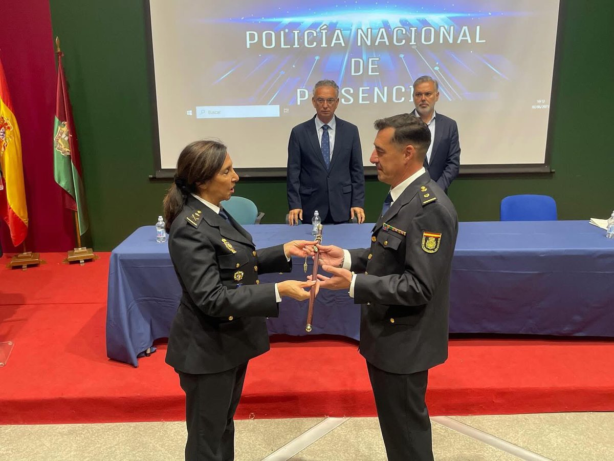 ￼Desde Policía Local de Plasencia , ￼queremos dar la enhorabuena y desear lo mejor a Juan Manuel de la Cruz por su nombramiento como nuevo jefe de la Comisaría de la Policía Nacional. ¡Le deseamos mucho éxito en esta nueva etapa.
#policíalocalplasencia