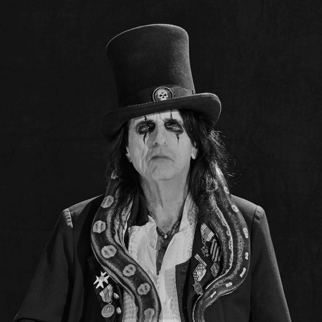 vuelofenix_r3's tweet photo. Hoy tenemos novedades de @alicecooper @deklibe o #lotura A partir de las 23h. en @radio3_rne caerá rock y metal como agua de mayo pero ya en junio... https://t.co/n7wrLyPwjN