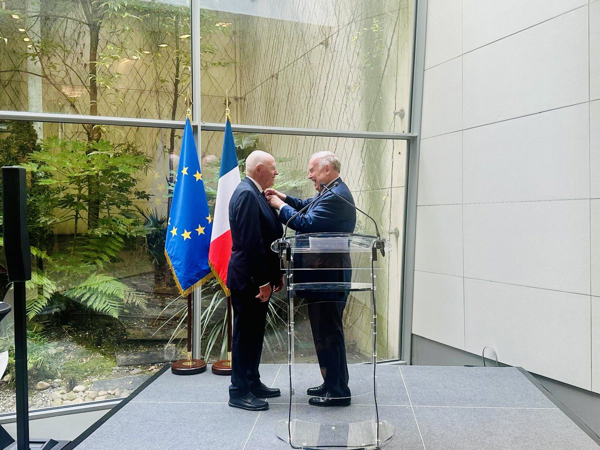 François Durovray (@durovray) on Twitter photo Aujourdâhui Ă Paris, jâai eu lâhonneur dâassister Ă la remise des insignes de la LĂ©gion dâhonneur Ă Guy Delcourt, dĂ©corĂ© par <a href="/Dbussereau/">Dominique Bussereau</a>.
Un moment empreint de reconnaissance pour un homme engagĂ©, passionnĂ© de culture, dâĂ©dition et de transmission.
FĂ©licitations Ă Guy Delcourt Aujourdâhui Ă Paris, jâai eu lâhonneur dâassister Ă la remise des insignes de la LĂ©gion dâhonneur Ă Guy Delcourt, dĂ©corĂ© par <a href="/Dbussereau/">Dominique Bussereau</a>.
Un moment empreint de reconnaissance pour un homme engagĂ©, passionnĂ© de culture, dâĂ©dition et de transmission.
Félicitations à Guy Delcourt