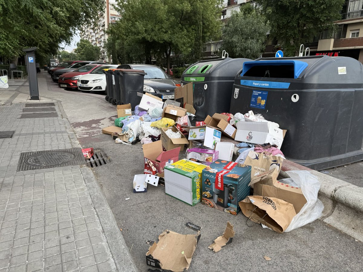 _peter_lopez_'s tweet photo. @Lineamadrid así está Avenida Donostiarra 1. Gracias!

#madridsucio https://t.co/7QX7Kz05R4