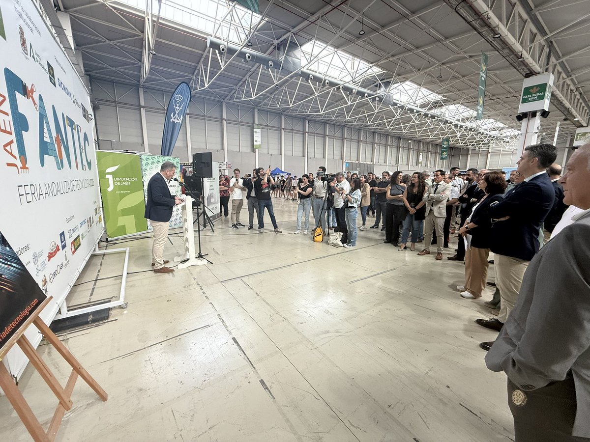 Enhorabuena a a l@s organizadores de #FANTEC este año celebrada en Jaén por primera vez. #APTA gracias al <a href="/CEPJAEN1/">CEP JAEN</a> por la realización de la formación ligada a la feria ☺️