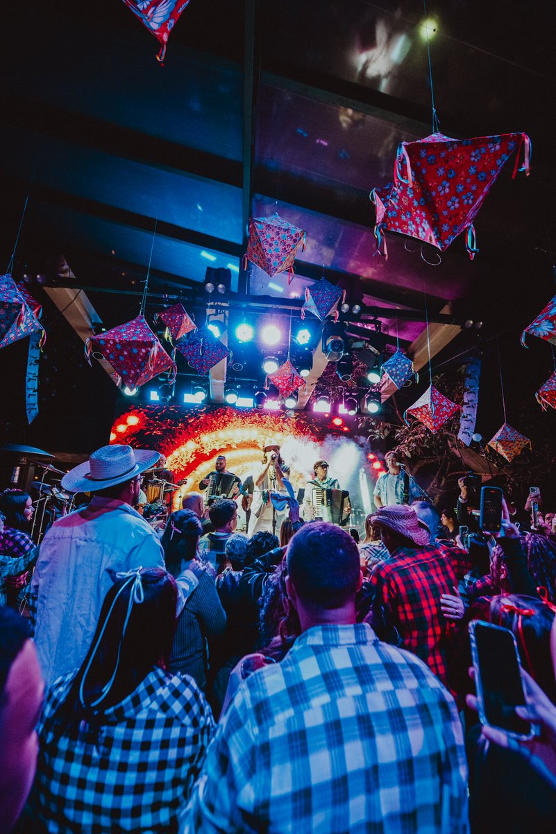 bandafalamansa's tweet photo. O mês já começou do jeitinho que a gente ama: coladinho com vocês! 💛
Vem ver como foram os shows do nosso fim de semana 🪗
📸Leonardo Rocha
#Falamansa #FestaJunina #Forró #SãoJoão https://t.co/rMoXpGv0dq