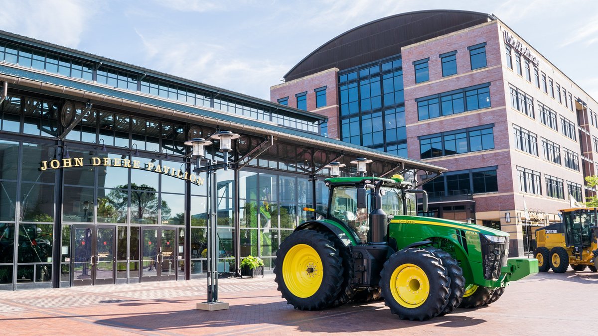 BixSeven's tweet image. Join us for the @JohnDeere Shakeout Run on Friday, July 25, at 8:00 a.m. at the John Deere Pavilion (1400 River Drive, Moline, IL). It’s a free run open to all runners and walkers—perfect to loosen up before race day. #Bix7 #ShakeoutRun #qctbix7