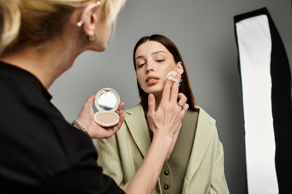 🇺🇸 🚨 JOB ALERT 🚨 🇺🇸 Seeking a Gaffer and Hair and Makeup Stylists for a Beauty Commercial shooting in NYC.
🔗 bit.ly/3FGPkEg 🔗