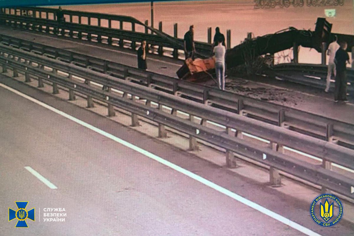 Prouesse ukrainienne sans limites : nouveau sabotage du pont de Crimée, fierté de Poutine. Après le Moskva, les trains, les avions. Les propagandistes hurlent à l’anéantissement de l’Ukraine. Voici la réponse : c’est nous qui allons vous détruire, et ces actes-là ne sont que des