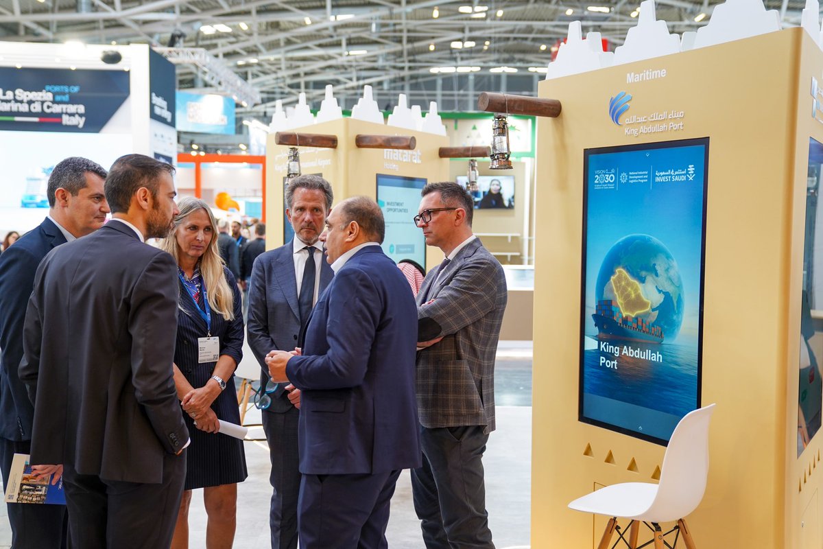 تشارك #استثمر_في_السعودية في #TransportLogistic2025 بجناح وطني يضم أكثر من 22 جهة من منظومات الصناعة والنقل والخدمات اللوجستية، بهدف إبراز التقدّم في البنية التحتية في المملكة وبناء شراكات استراتيجية، وتعزيز تكامل سلاسل الإمداد وتسويق الفرص في المناطق الاقتصادية الخاصة.