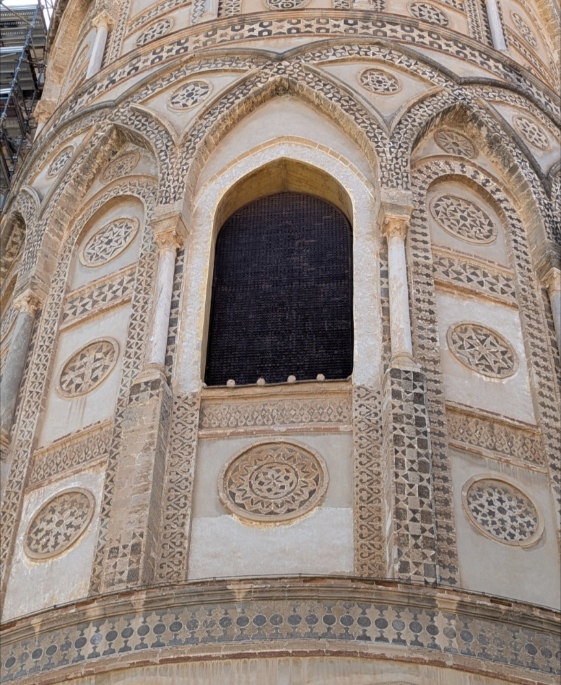 Jim73131158's tweet image. Exterior apse of Monreale Cathedral, Monreale Sicily. 

What a great combination of styles - Romanesque, Norman, Arabic with a hugely Byzantine interior. I could have spent all day here.

#wallsonwednesday #windowsonwednesday #monreale #palermo #sicily #Italia