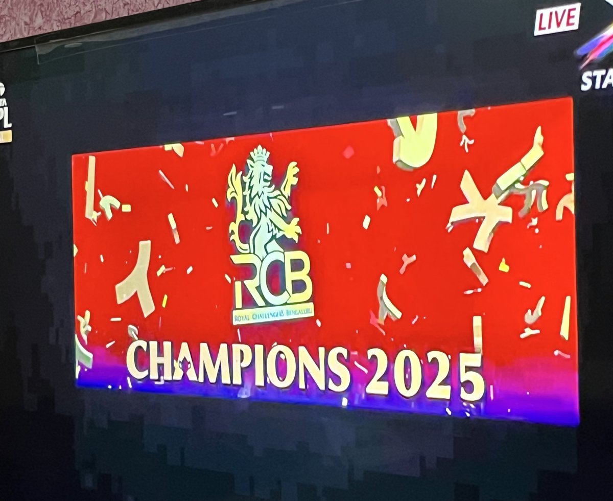 Disha_307's tweet photo. RCB made history—after 18 years, they finally lifted their first IPL trophy in 2025! For Virat Kohli, it was more than a win—it was a dream fulfilled, a legacy sealed, and tears of joy after years of unmatched dedication. ❤️👑

#RoyalChallengersBengaluru #ViratKohli @RCBTweets https://t.co/ITC4qtZMtv