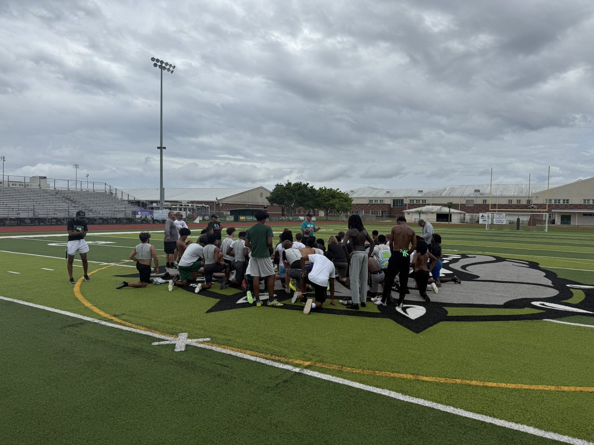 Melbourne High School Football (@mhsdogsfootball) on Twitter photo Day two in the books! Thanks to <a href="/BaysideBears1/">Bayside Bears Football (Palm Bay, FL)</a> for coming out to do some 7 on 7 work today!
#BulldogPride Day two in the books! Thanks to <a href="/BaysideBears1/">Bayside Bears Football (Palm Bay, FL)</a> for coming out to do some 7 on 7 work today!
#BulldogPride