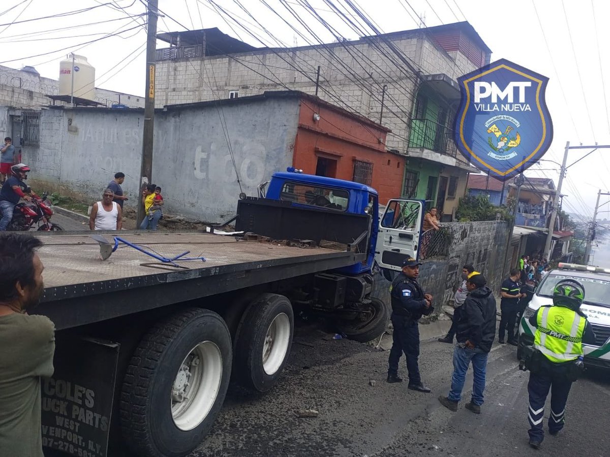PRECAUCIÓN! Camión empotrado en la bajada del zope Barcena. <a href="/ASONBOMDGT/">ASONBOMD GUATEMALA</a> atiende al piloto.
#TransitoGT 
Vía <a href="/PMT_VILLANUEVA/">TRANSITO VILLA NUEVA</a>