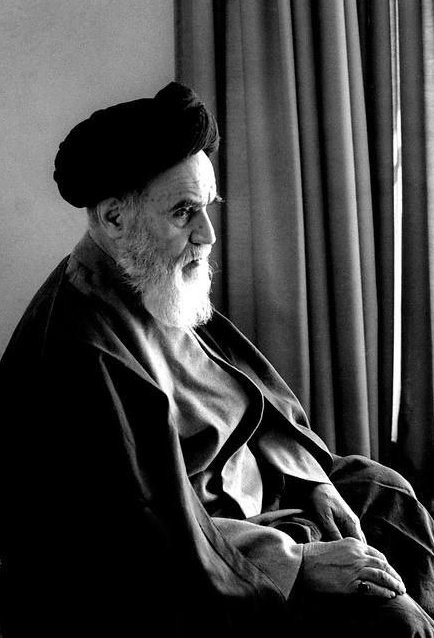امام آمد تا بگوید: «می‌شود ایستاد»
نه فقط برابر دشمن، بلکه در برابر ترس، تحقیر، و تردید.
او رفت، اما «ایستادن» را برای همیشه به ما آموخت.

#امام_امید
#خورشید_حوزه