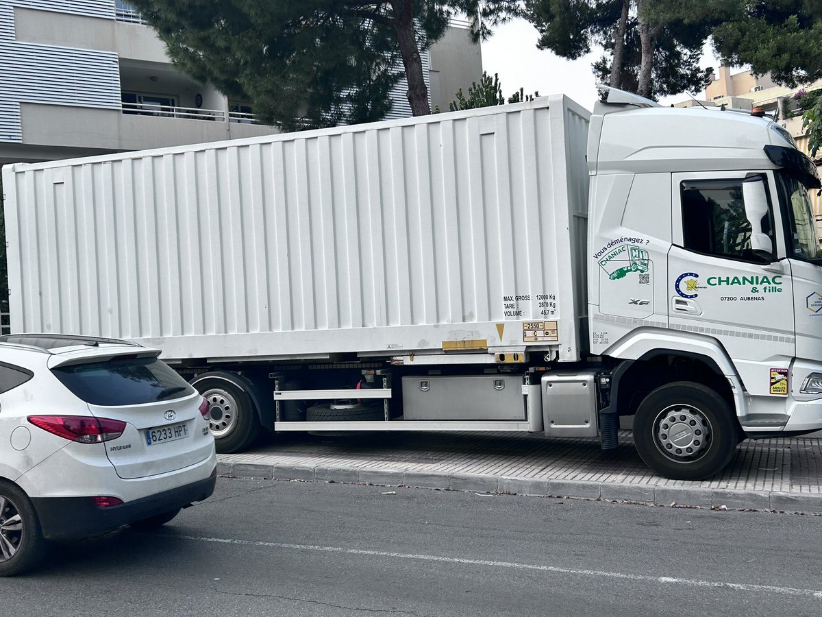 adefinitivas's tweet photo. @malagapolicia @aytomalaga @pacodelatorrep  pues resulta que este inmenso camión está encima del acerado desde las 14:00 en la rotonda de Sierra de Grazalema (limonar) y la policía local no está ni se le espera. Y los peatones ¿¿por donde circulamos?? https://t.co/1EXYV2p10X
