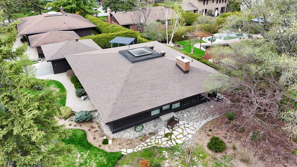 AquilaRoofing's tweet photo. 🏡 New Roof Alert! 📷 Aquila Roofing just wrapped up a CertainTeed Landmark installation in Heather Blend! 📷 Swipe through the photos and see the transformation!   

@CertainTeed #HeatherBlend @QXOInc #AquilaRoofing #OttawaHomes #RoofingDoneRight https://t.co/EZ5lD3oPrS